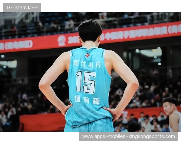 杨瀚森两回合单吃伊迪成功，展现低位脚步